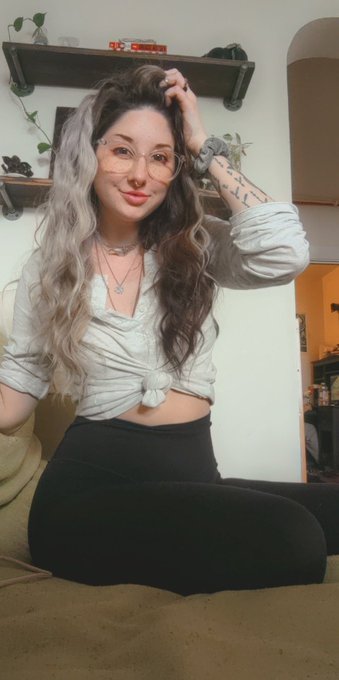 see u guys in an hour or two ✨ https://t.co/pv10OhUxSc