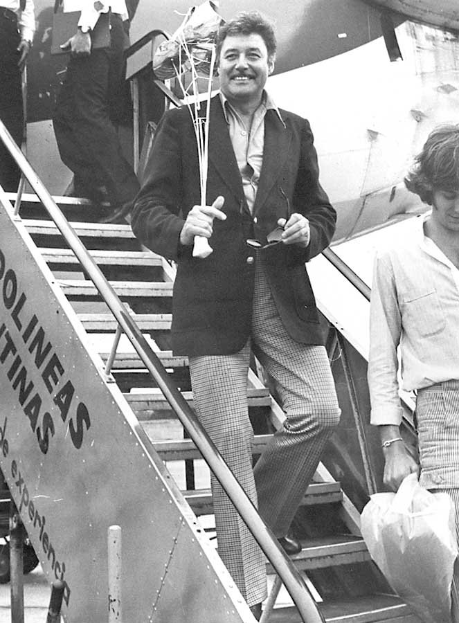 Para nostálgicos: la llegada de Guy Williams a Mar del Plata en el verano 77-78. Realizó una exitosa temporada personificando a El Zorro en el circo Real Madrid. A la derecha, Fernando Lupiz.