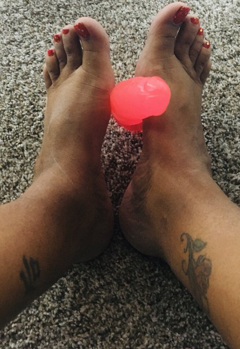 Foot worship Simp suck cock !!!! Foot worship femdom findomme goddess Ebonydomme feetporn big feet footmodel