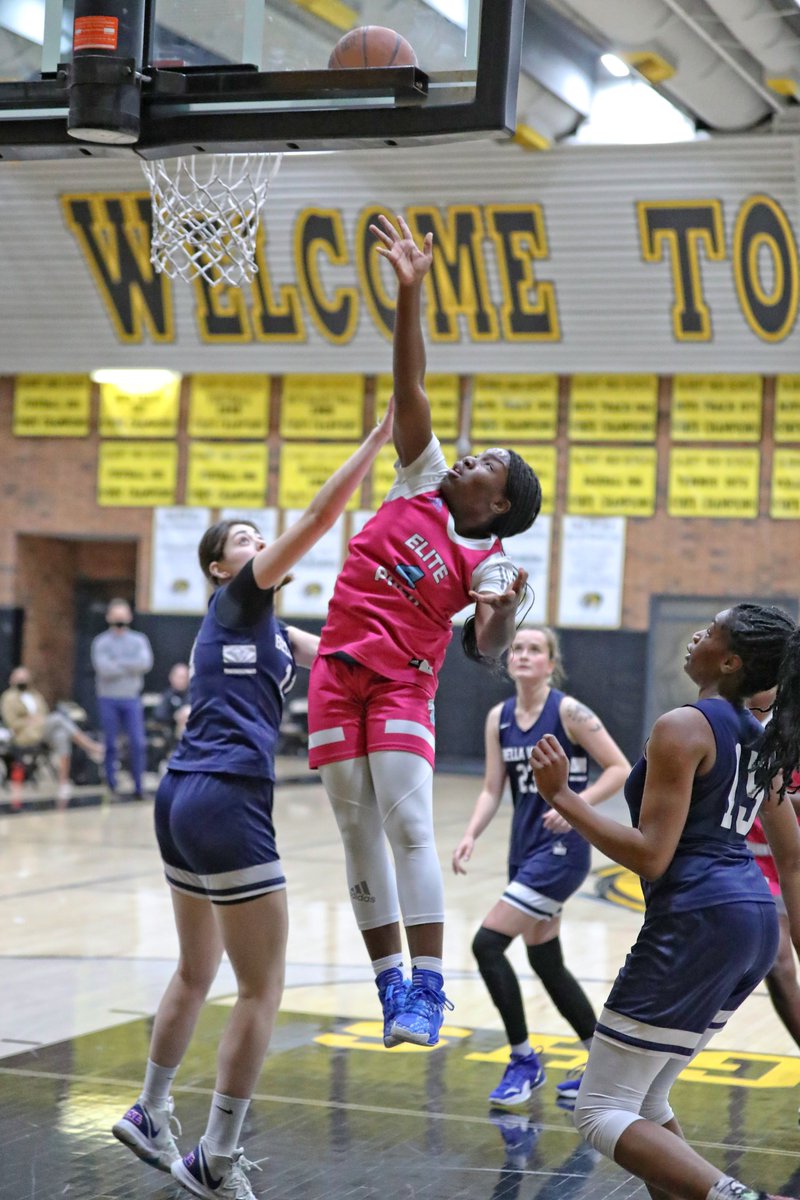 Chapter_NEXT's tweet photo. AZ Elite Prep senior day today at Gilbert High School. They took on Bella Vista Prep in front of family and slew of AZ Elite team mates - a regular who's who of AZ basketball. Final: AZ Elite 82 - Bella Vista 42. #wedontshootfreethrows https://t.co/ZIejytqHcb