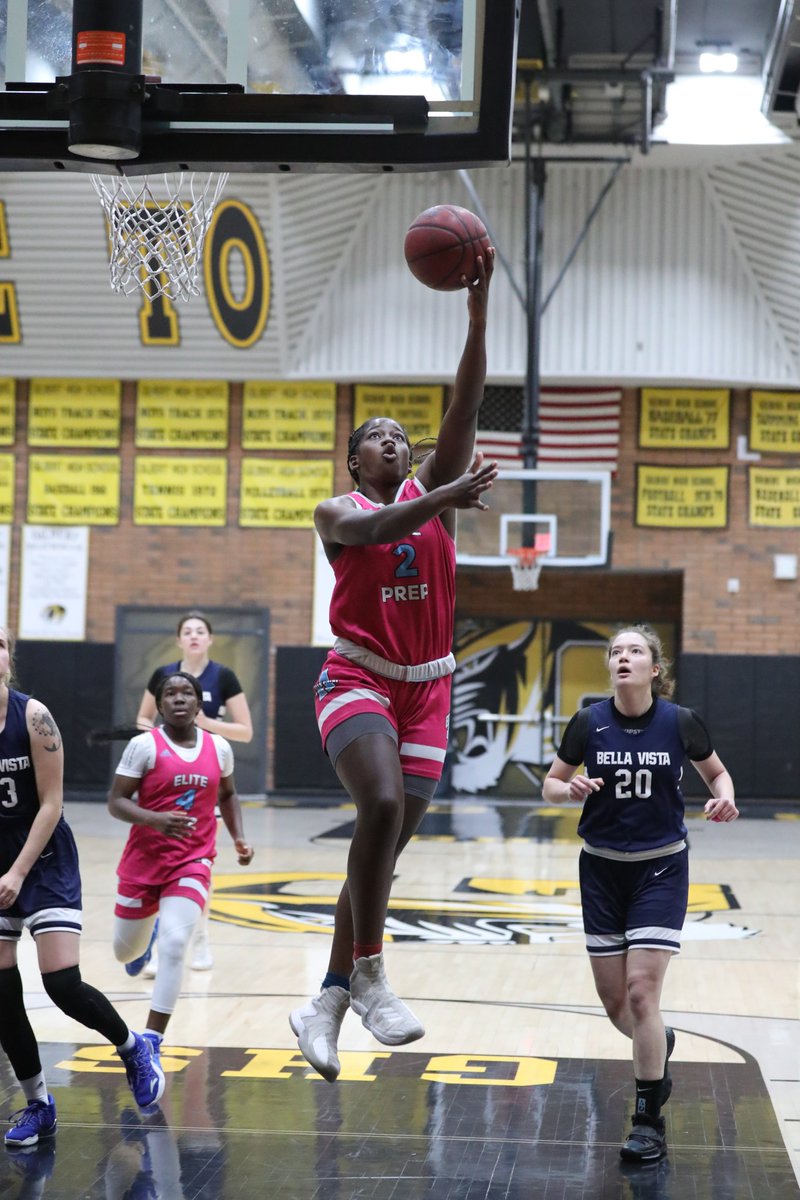 Chapter_NEXT's tweet photo. AZ Elite Prep senior day today at Gilbert High School. They took on Bella Vista Prep in front of family and slew of AZ Elite team mates - a regular who's who of AZ basketball. Final: AZ Elite 82 - Bella Vista 42. #wedontshootfreethrows https://t.co/ZIejytqHcb
