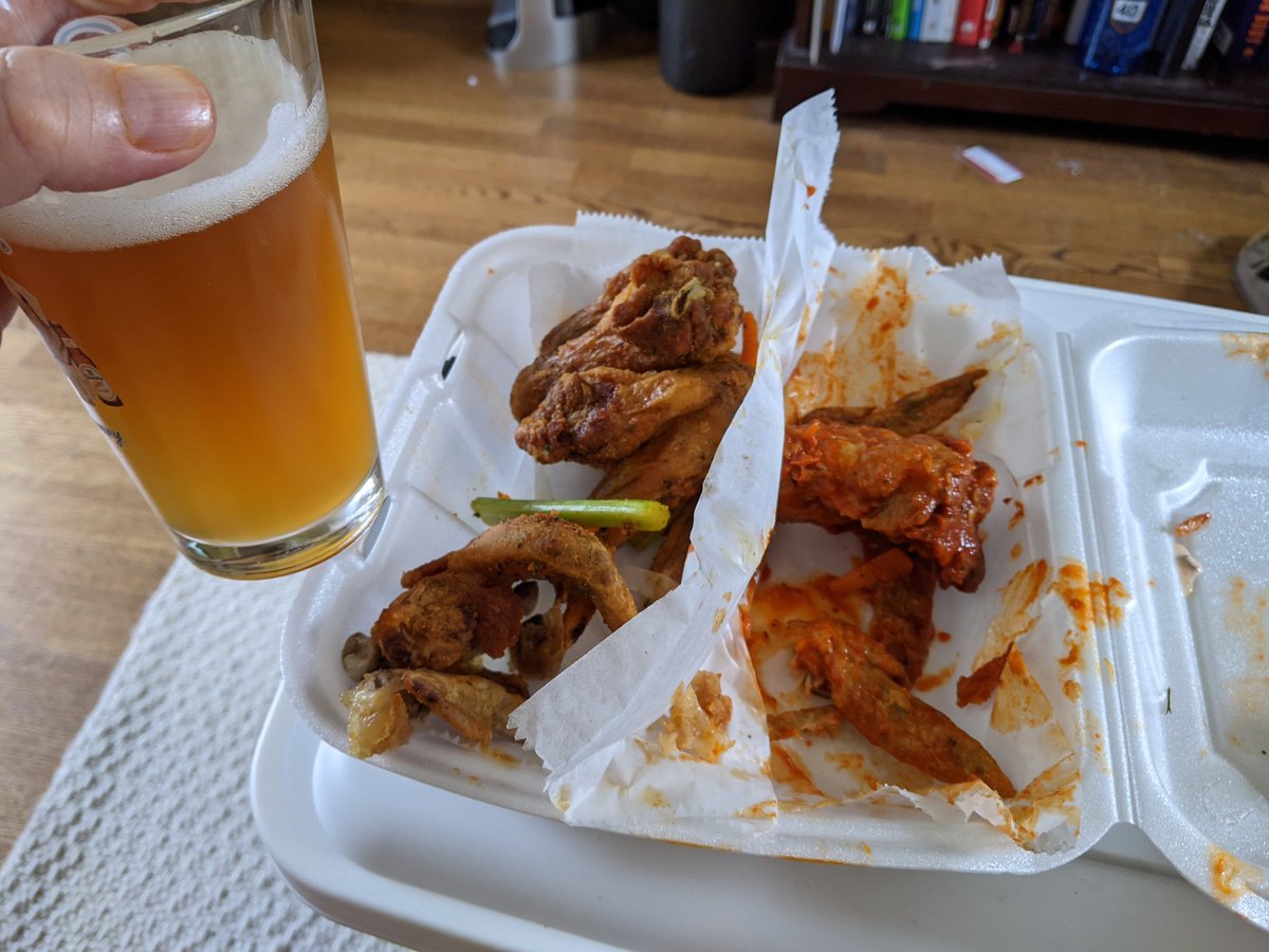 finnious's tweet photo. Crumpy's to eat after the suggestion on Friday night VIP Happy hour. 
#VMBF2 @MemphisBeerFest 

Thank you @MemphisMadeBrew and @AndyAshby for the RockBone 2.0 https://t.co/aZU2omTKie