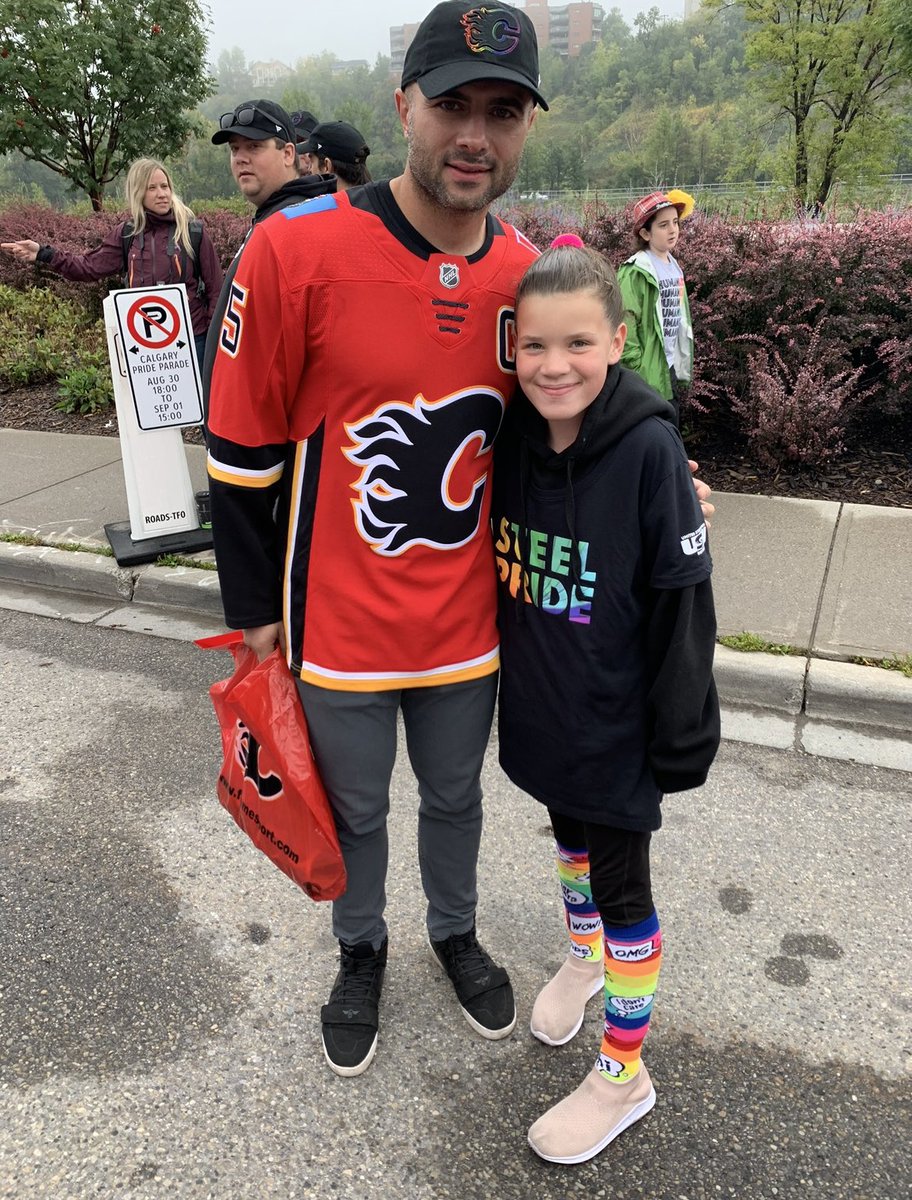 IvanaNibz's tweet photo. So awesome meeting the @NHLFlames at #YYCPrideParade ❤️🔥 https://t.co/k7j0oI74o1