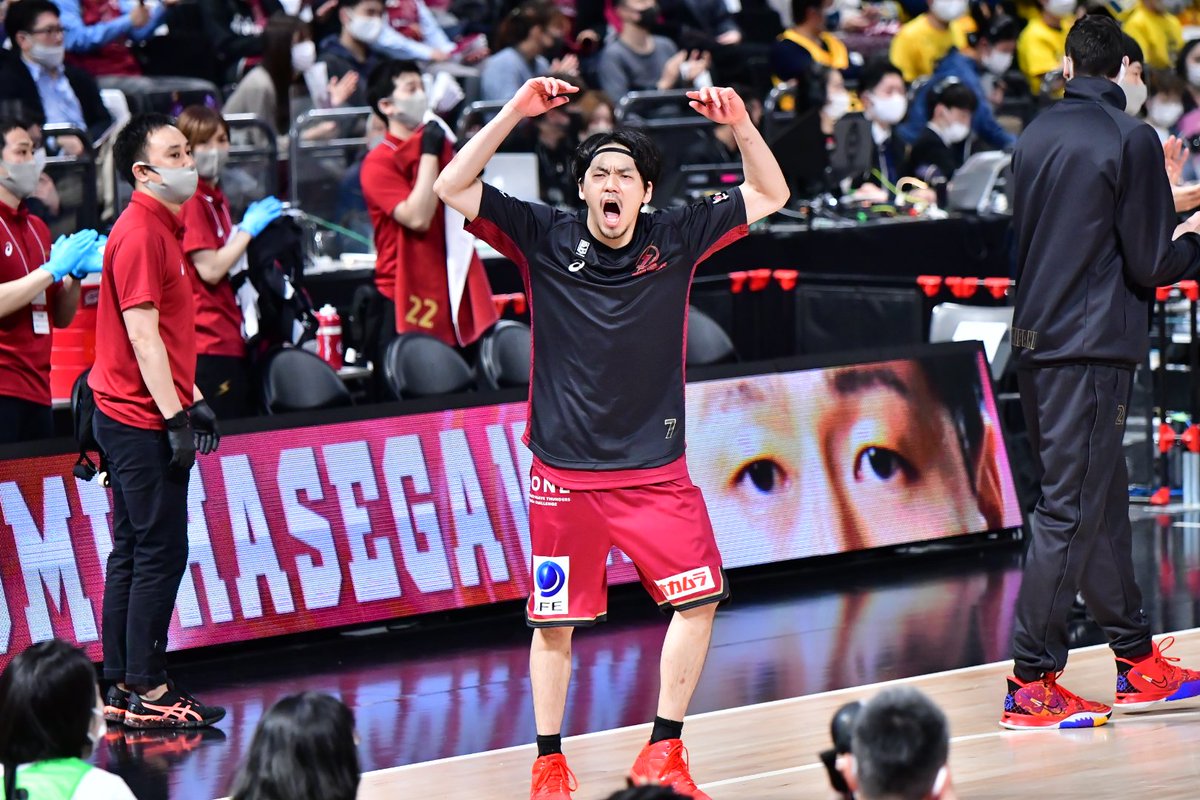 asamin_sport's tweet photo. 竜青さんは、何時だってファミリーを一緒に戦わせてくれる。
最高の舞台に、連れて行ってくれる。
ついて行きます。だから行きましょう。
もう1つ、Bリーグの頂へ！！！
#川崎ブレイブサンダース
#篠山竜青
#THE_CAPTAIN
#UN1TE
#BE_BRAVE https://t.co/Zxy7y8MO1x
