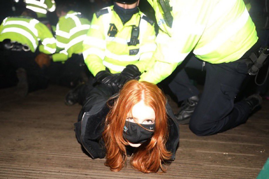 emilyo_xox's tweet image. the difference between football fans having a party and women holding a vigil. no words💔 #ReclaimTheseStreets #ClaphamCommon