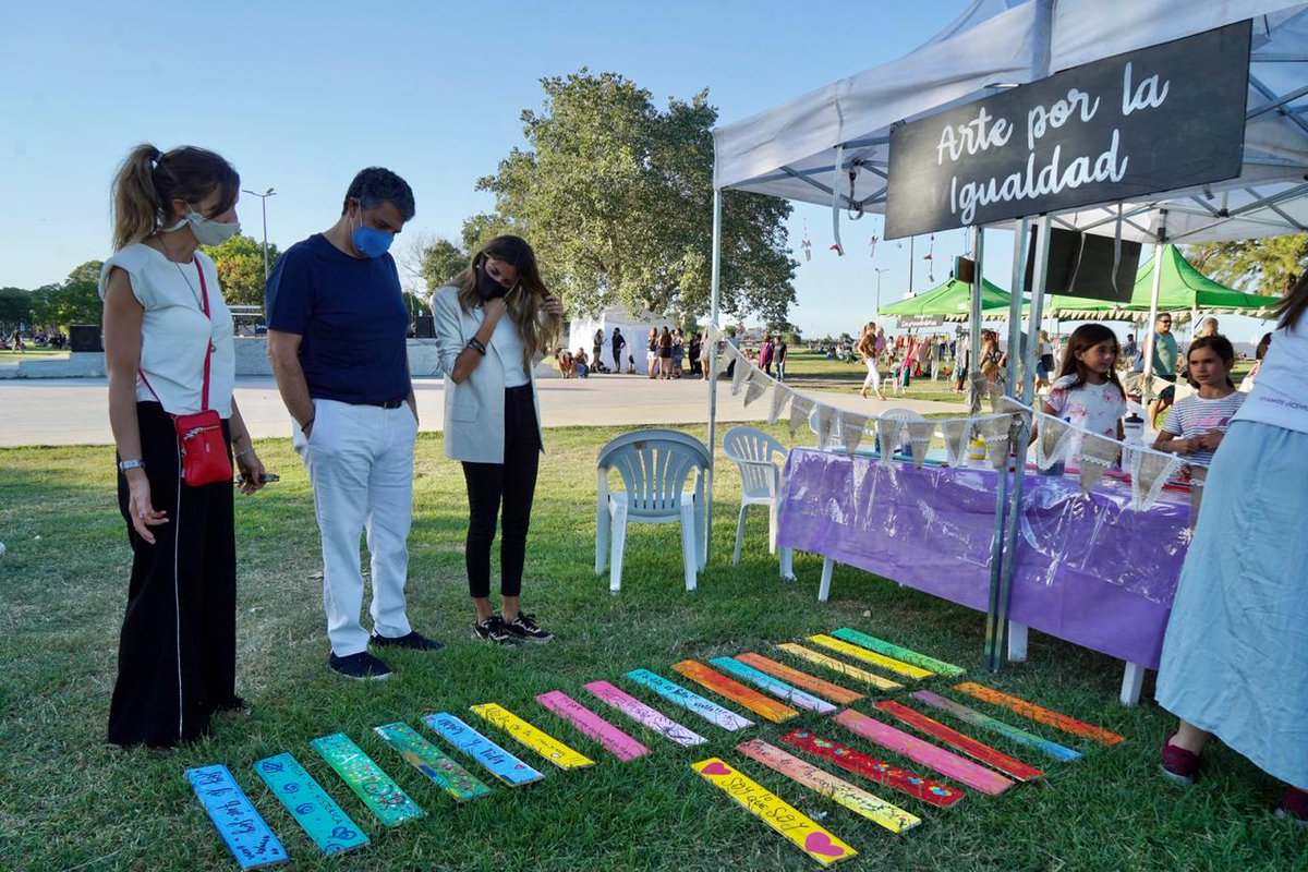 jorgemacri's tweet photo. Con motivo de la semana de la mujer, junto a @LuduenaMBelen, participamos del evento “13M” en el Paseo de la Costa, en donde recorrimos la feria de Las López Vicentas, emprendedoras que trabajan con la Dirección General de Género y Diversidad Sexual. https://t.co/L8wbBjjYdG