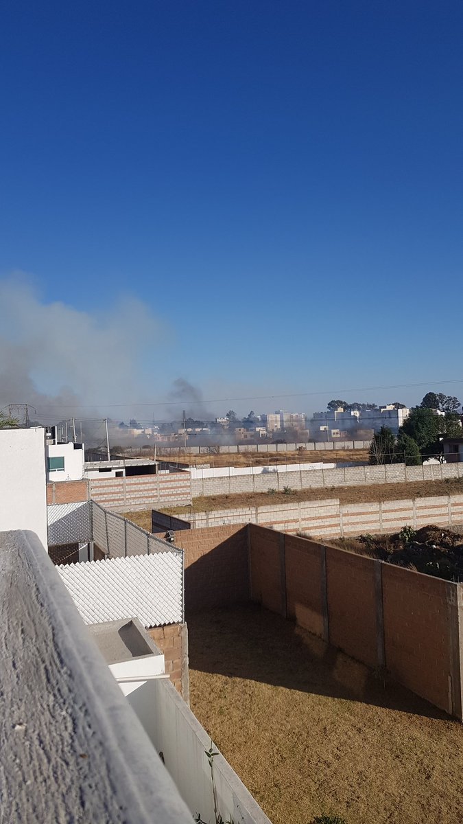 ragacosta's tweet photo. incendio en las vias del tren turistico de cholula @elsoldepuebla1 @aztecapuebla @SSC_Pue https://t.co/hmQm6BN5fv