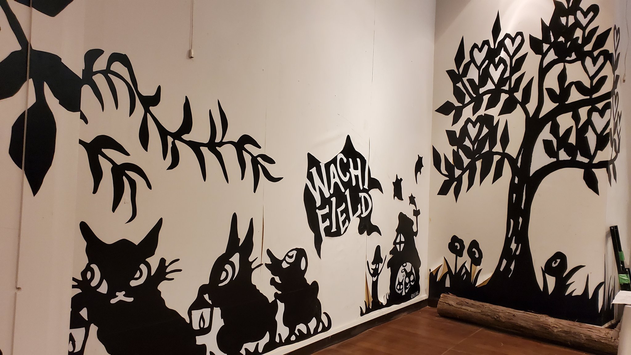 ねこのダヤンと猫の島カフェ 昨日は 各所の細かい仕上げをしました 猫カフェ壁面は切り絵でわちふぃーるどの物語を紡いでいます ダヤン 猫カフェ わちふぃーるど