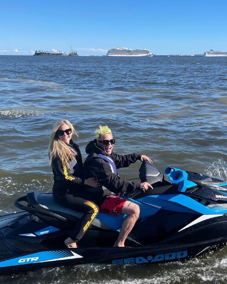 PopCrave's tweet photo. Avril Lavigne celebrates her boyfriend Mod Sun's 34th birthday. 💚 https://t.co/j9xx7kTEh0