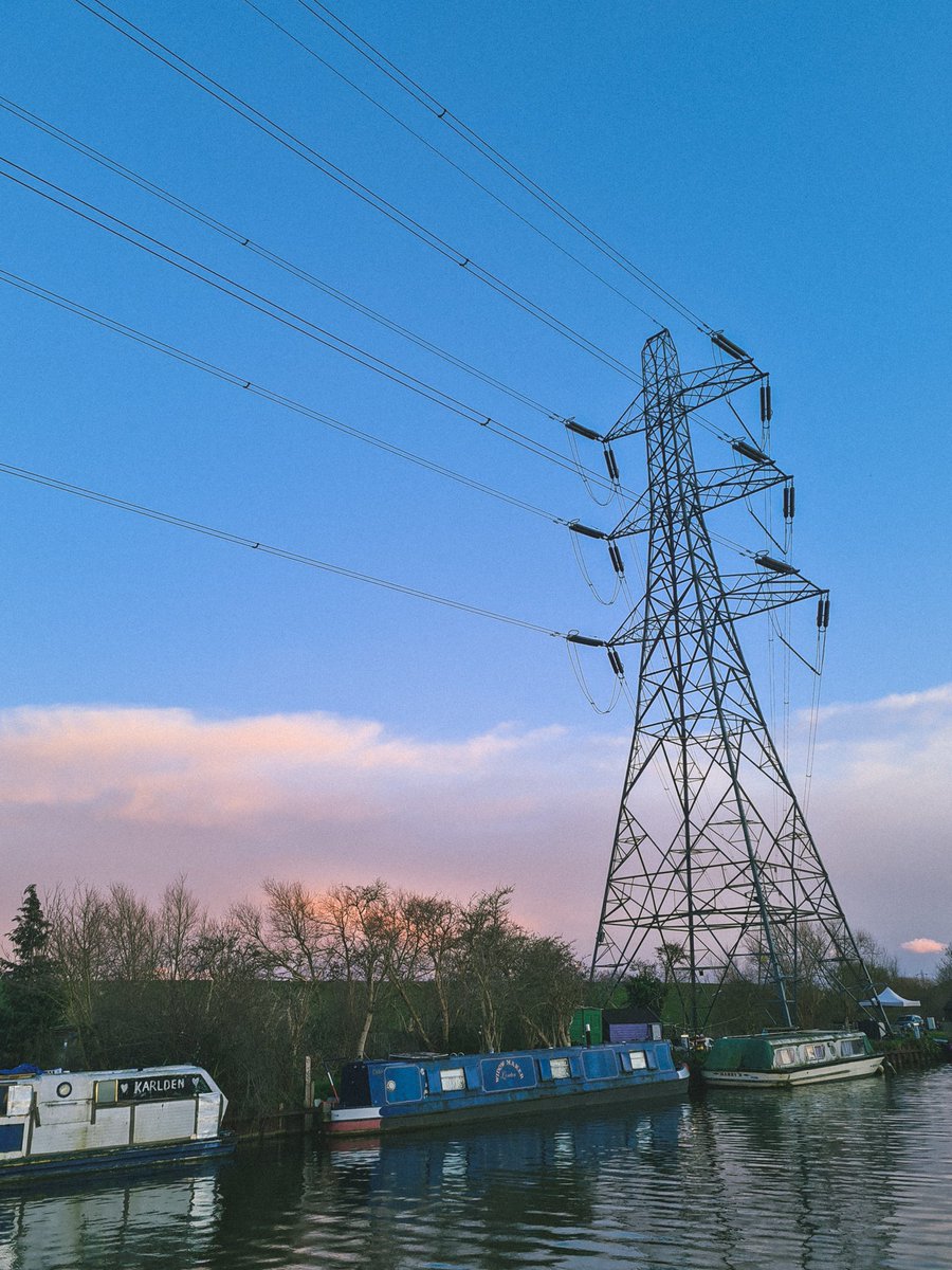 artkidtroy's tweet photo. Another Day, Another Lea Valley Sunset...
#dayout #dayoutinlondon #hiking #urbanhike #walkingadventures #fulldayofwalking #london #tottenham #tottenhammarshes #riverlea #leanavigation #sunset #warmtones #pasteltones #canal #nature #spring https://t.co/SekAXVD3hg