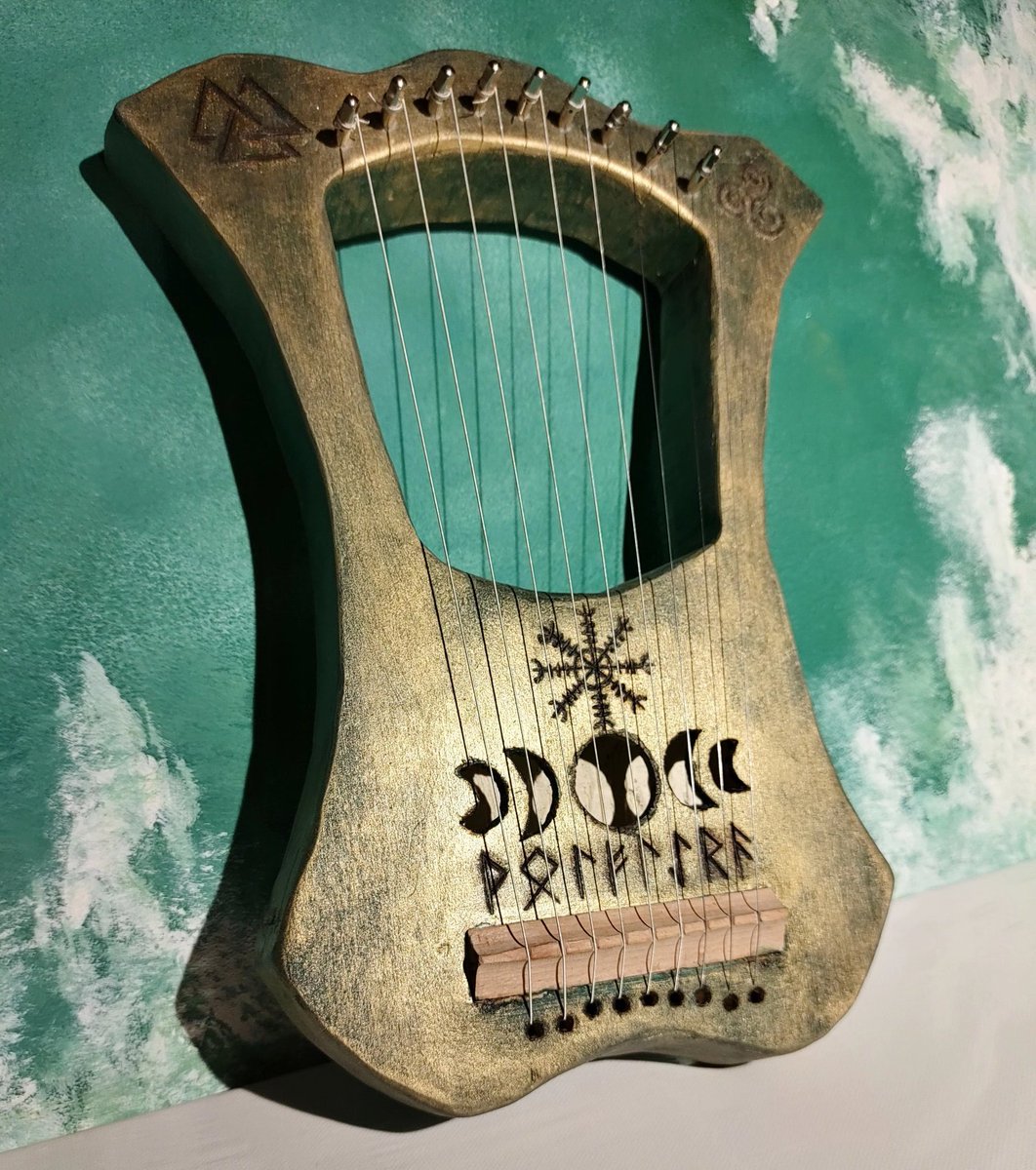 Ich schenke meiner Freundin zum Geburtstag eine selbstgebaute Lyra/Harfe und ich bin richtig stolz darauf und freue mich, ihr das bald schenken zu können! 🥰