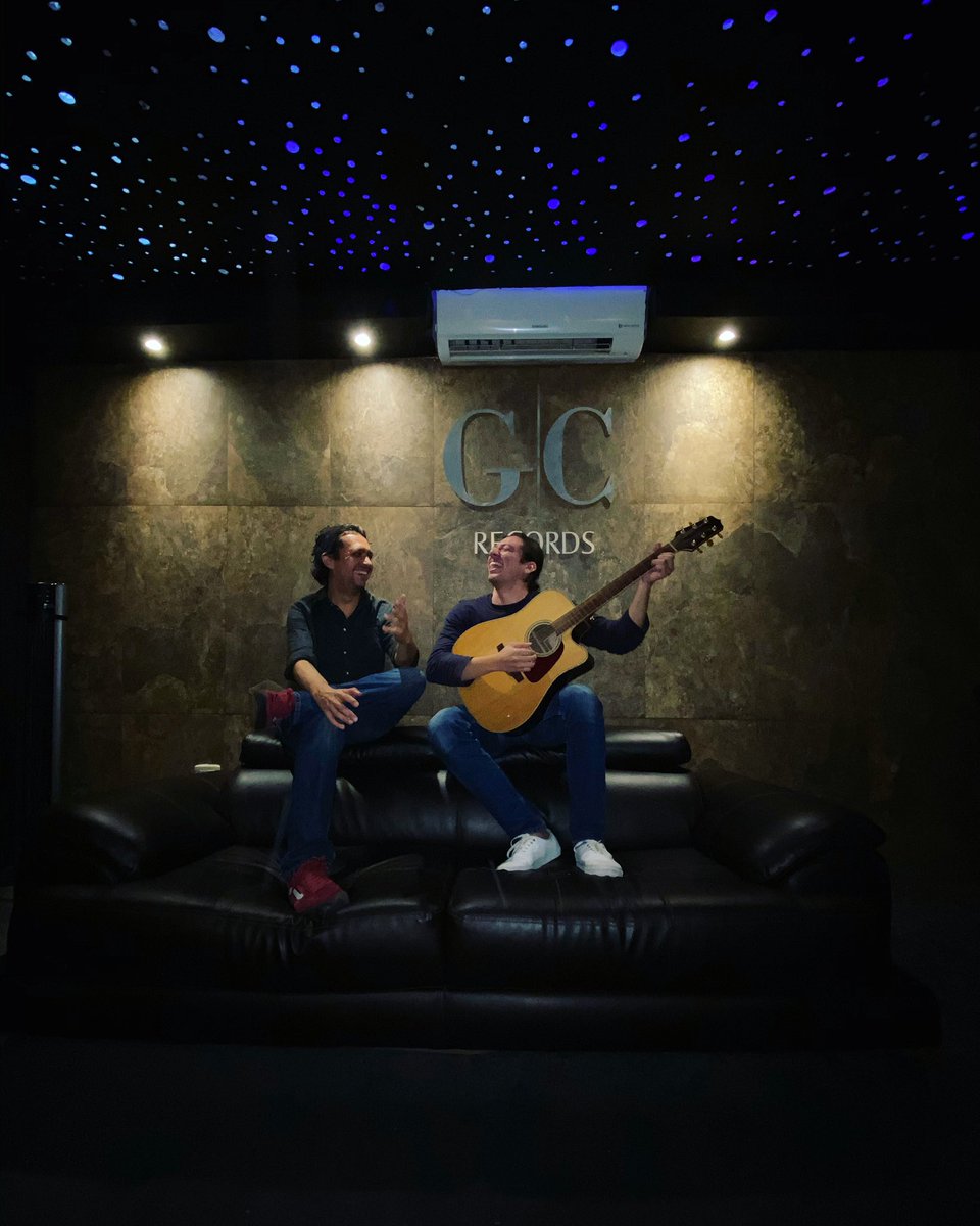 eljuanamaro's tweet photo. No se tocar la guitarra. #TragoAmargo con @sunchoneri ya disponible https://t.co/gXbIZZGJdK
