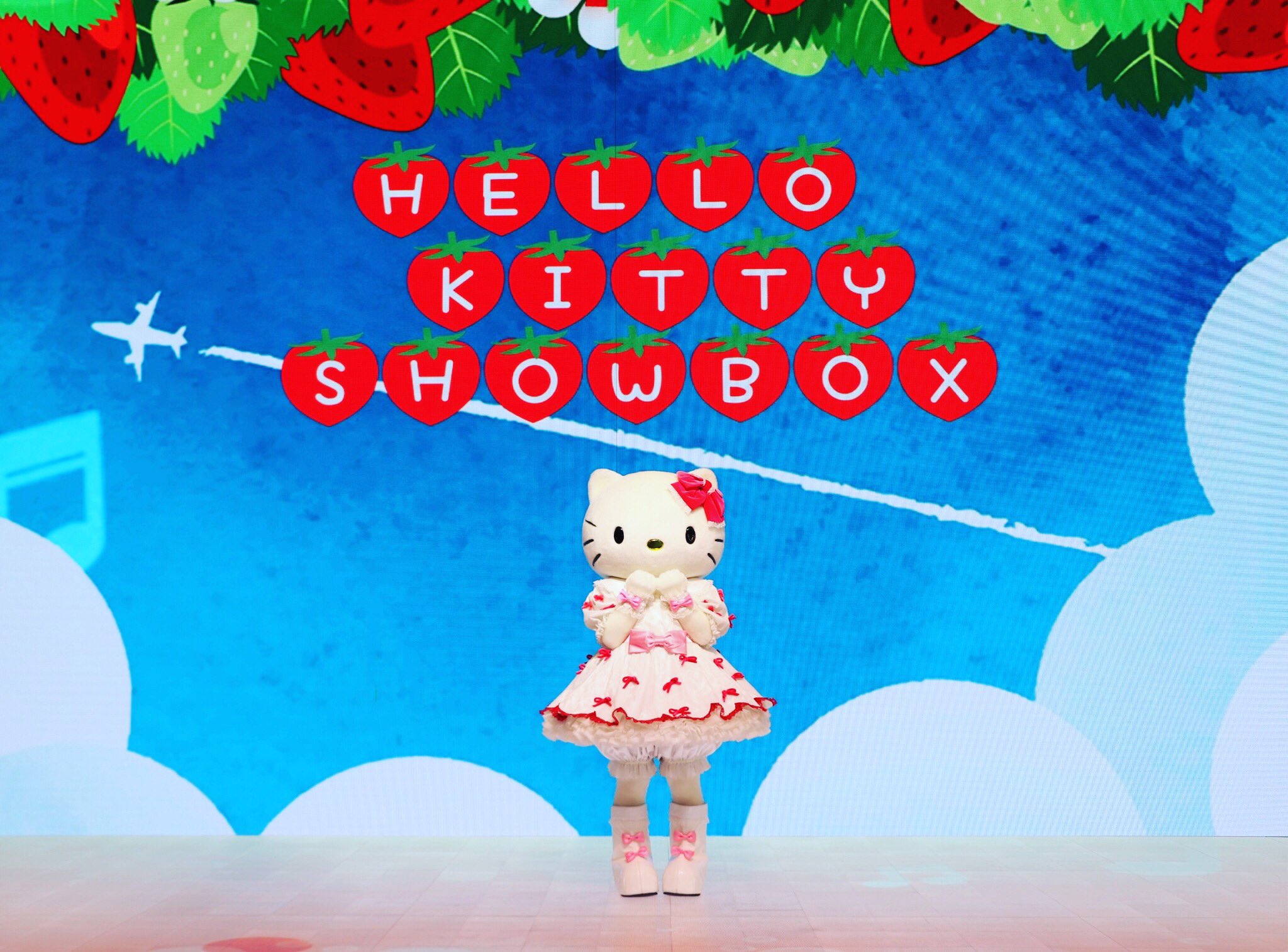 ハローキティショーボックス Hello Kitty Show Box 季節限定の背景をご紹介 毎日ステージの背景 はお客様の投票で決まります 今の季節は旬ないちごをモチーフにした背景です 是非可愛い背景でハローキティと一緒にお写真をお撮りくださいませ