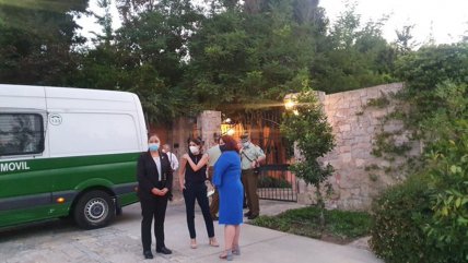 PipeAllendeM's tweet photo. Las Condes: matrimonio con 200 personas, trato deferencial.

Villa Francia : Comedor popular reprimido de forma abyecta con blindados, micros, lanzagases, lanzaguas, etc.

No me digan que esto no es una cuestión de clase. https://t.co/8HjzwB4qcd
