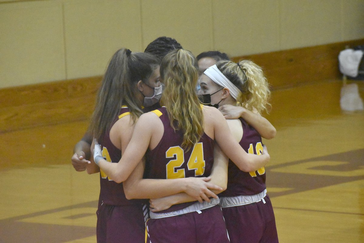 A lot of emotion on the floor as senior-led <a href="/LAGirlsHoops/">Jeremy Schoenecker</a> finished a stretch of 21 games in six weeks with their 19th win and sole possession of the GCAC crown.

therecordnorthshore.org/2021/03/13/bey…