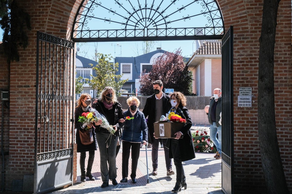 Ayer entregamos los restos identificados de Eugenio Insúa a su familia, para que pudiera enterrarlos con Irene, la que fue su mujer. Su hija Rosa María pudo culminar así años de búsqueda y de lucha, arropada por sus hijas. Y así fue el acto....