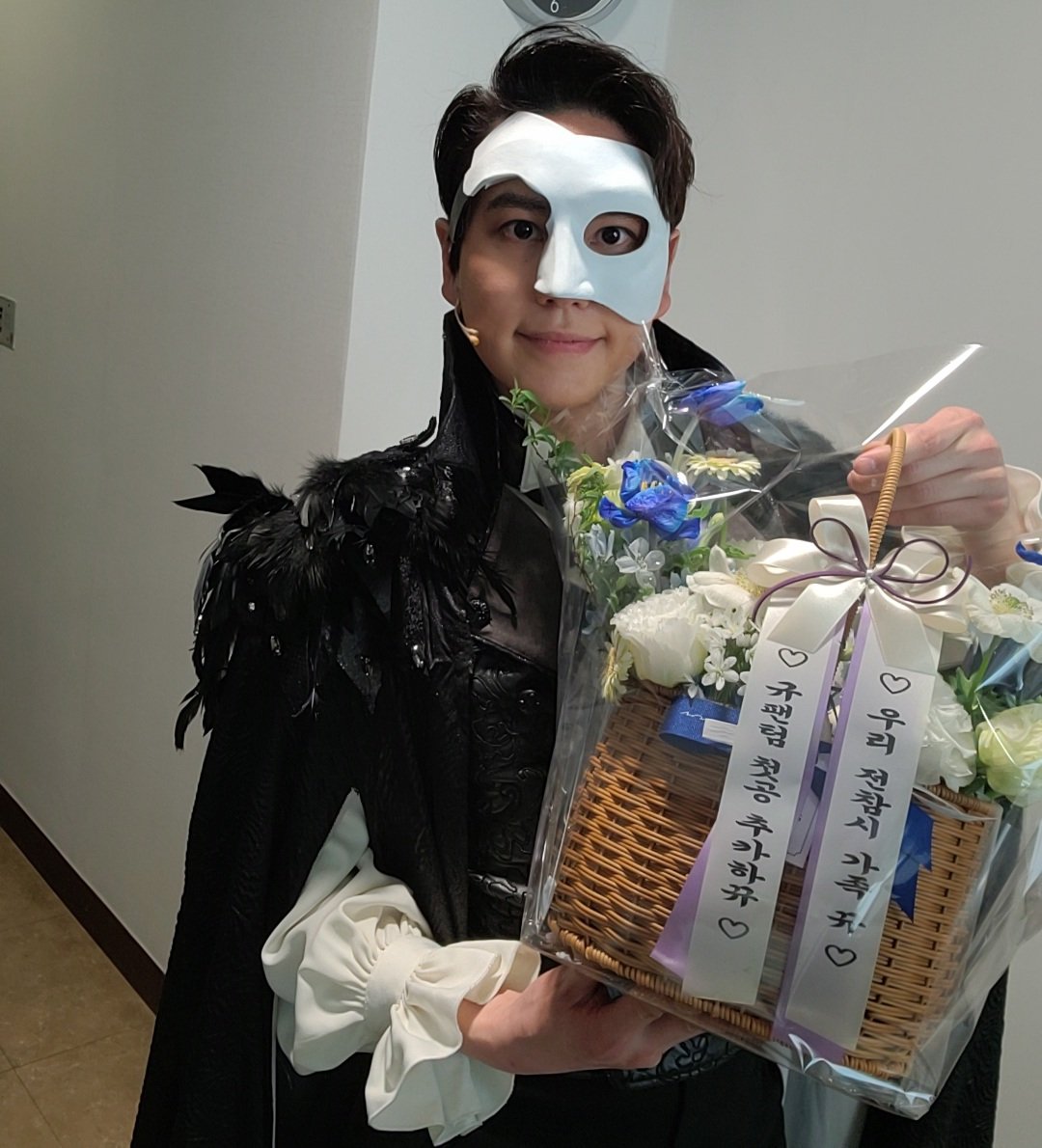 teatime07's tweet photo. 규트윗 포인트
1.첫 사진이 너별닿 꽃바구니야 다정하고 고운 팬사랑 조다정ㅠ
2. 전참시 가족 ㅋㅋㅋㅋㅋ
3. 젭티비씨에서 보낸 문구는
 '규현은 JTBC 로 와 시청률의 요정이 되리라'
잘생긴 반가면 규릭은 최고고 😇😇😇😇😇😇😇😇😇😇 https://t.co/U7sxeXcUGR