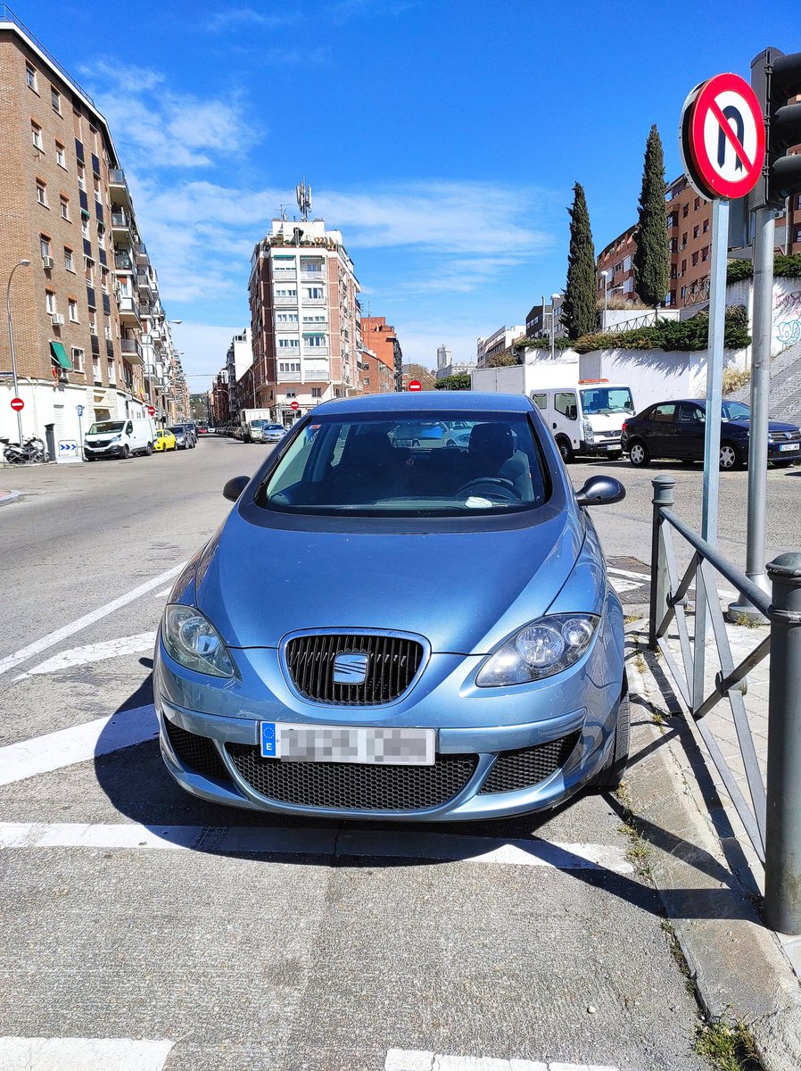 Gilipollas en primer plano. Al fondo, Plaza España