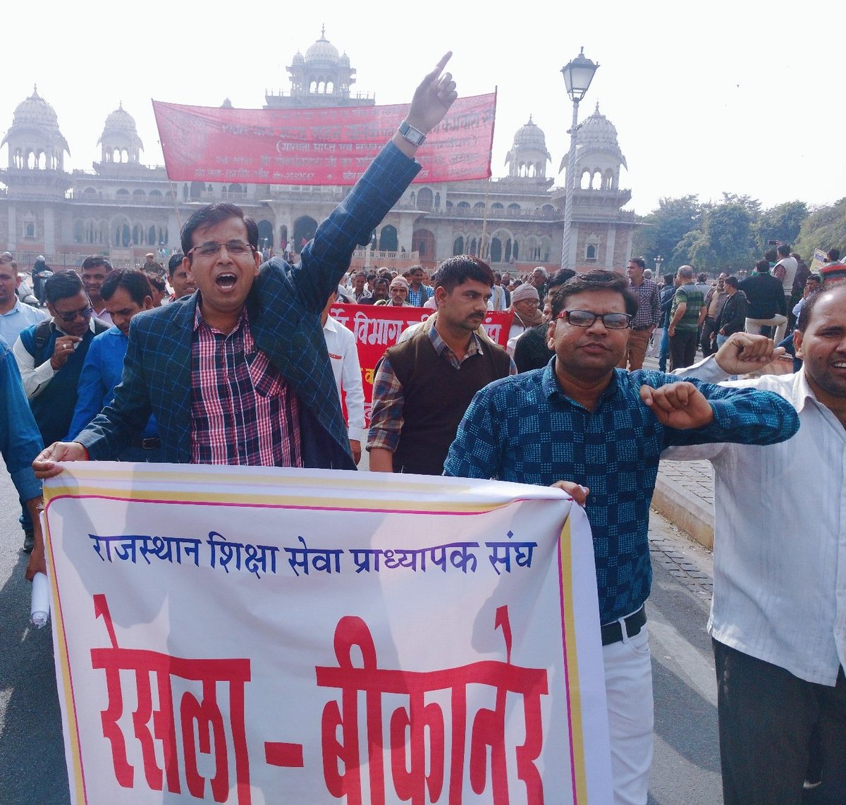 व्याख्याताओं की एक ही माँग👇🏻
#हक़हमारा_संख्यात्मकअनुपात <a href="/ashokgehlot51/">Ashok Gehlot</a> <a href="/RajCMO/">CMO Rajasthan</a> <a href="/GovindDotasra/">Govind Singh Dotasra</a> <a href="/PRESIDENTBKN2/">GIRDHARI GODARA प्रदेशाध्यक्ष रेसला</a>
<a href="/MohanSihag24/">Mohan sihag</a>