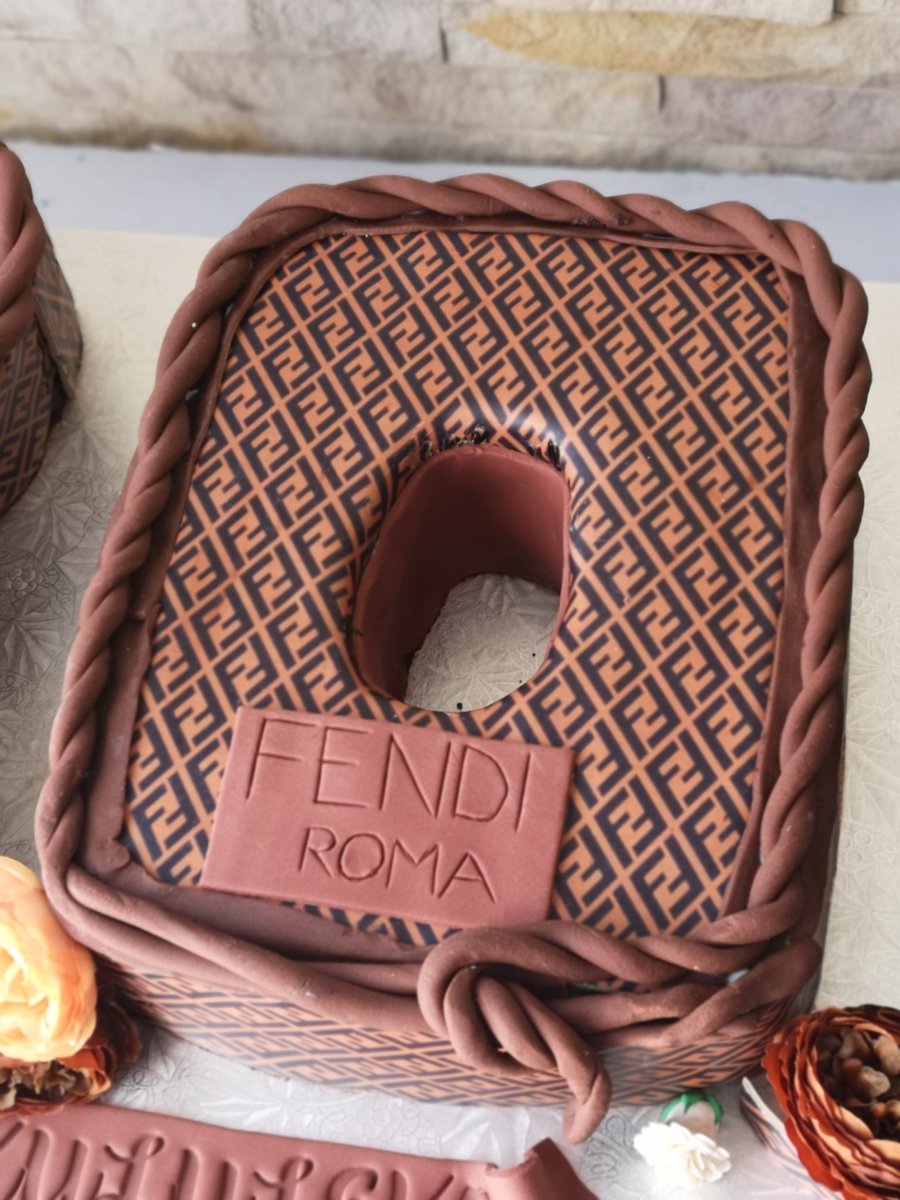 thobekiletoh's tweet photo. FENDI FENDI FENDI
#FENDICake chocolate with Amarula, chocolate cake with Caramel and coffee flavour 😋😋
@Fendi
#DJSBU
#CakeBossLady 0847363160 Kempton park and deliver nationwide. https://t.co/x2pk2N1msK