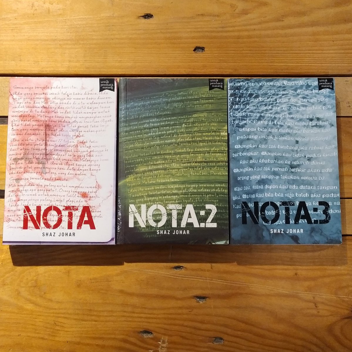 KedaiFixi's tweet photo. Antara pujian yang sering kami dengar ialah "buku-buku Shaz Johar semua best". Kami sudah dapatkan stok cetakan terbaru #NOTA Kini anda boleh dapatkan #NOTA #NOTA2 dan #NOTA3 di Kedai Fixi Sunway Putra Mall.
#3BukuFixiRM50
#MalaysiaMembaca
#kedaifixi https://t.co/vWmBewygXg