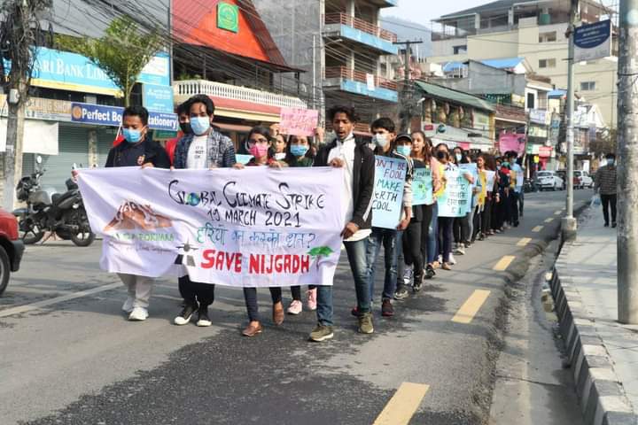 NYCA_Nepal's tweet photo. WHO OWNS NEPAL's FOREST??⁉️
Hariyo Ban, Kasko Dhan??❓
#GlobalClimateStrike from #Pokhara.
#developnotdestruct #savenijgadh #NoMoreEmptyPromises https://t.co/8XZz4I3NyL