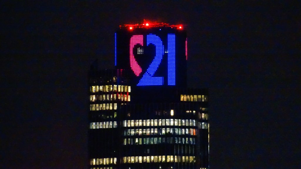 It's #WorldDownSyndromeDay and <a href="/42Tower/">Dennis</a> is lighting up in support. March 21 (3/21) was selected to signify the uniqueness of the triplication (trisomy) of the 21st chromosome which causes Down syndrome. #CONNECT at <a href="/WorldDSDay/">World Down Syndrome Day</a> <a href="/DSAInfo/">Down's Syndrome Association</a> 

#lotsofsocks #WDSD #surpriseinthelights