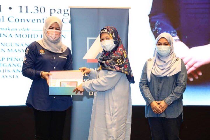 KPWKM (@kpwkm) on Twitter photo Menyedari kepentingan konsep perkongsian nilai korporat atau Corporate Shared Value (CSV), KPWKM melalui YKN hari ini, telah menerima sumbangan berjumlah RM20,000.00 daripada <a href="/AllianceBankMY/">Alliance Bank MY</a> & sumbangan korporat daripada MyNIC Berhad. Menyedari kepentingan konsep perkongsian nilai korporat atau Corporate Shared Value (CSV), KPWKM melalui YKN hari ini, telah menerima sumbangan berjumlah RM20,000.00 daripada <a href="/AllianceBankMY/">Alliance Bank MY</a> & sumbangan korporat daripada MyNIC Berhad.
