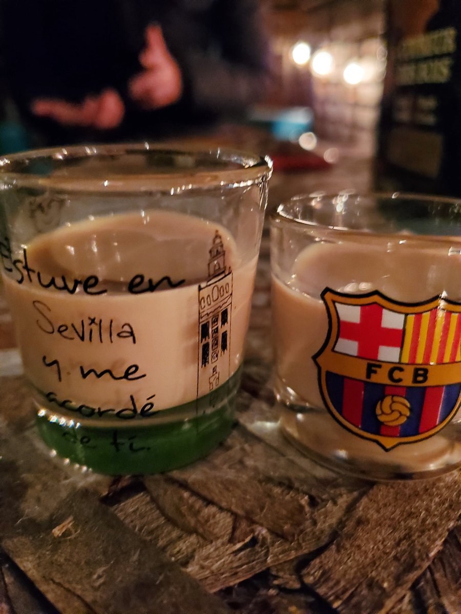 Gibranito's tweet photo. @elchiringuitotv son 2 regalos que me hacen pensar en el tío @cristobalsoria ,un saludo desde Montréal Canada https://t.co/GGSTbSbjCC