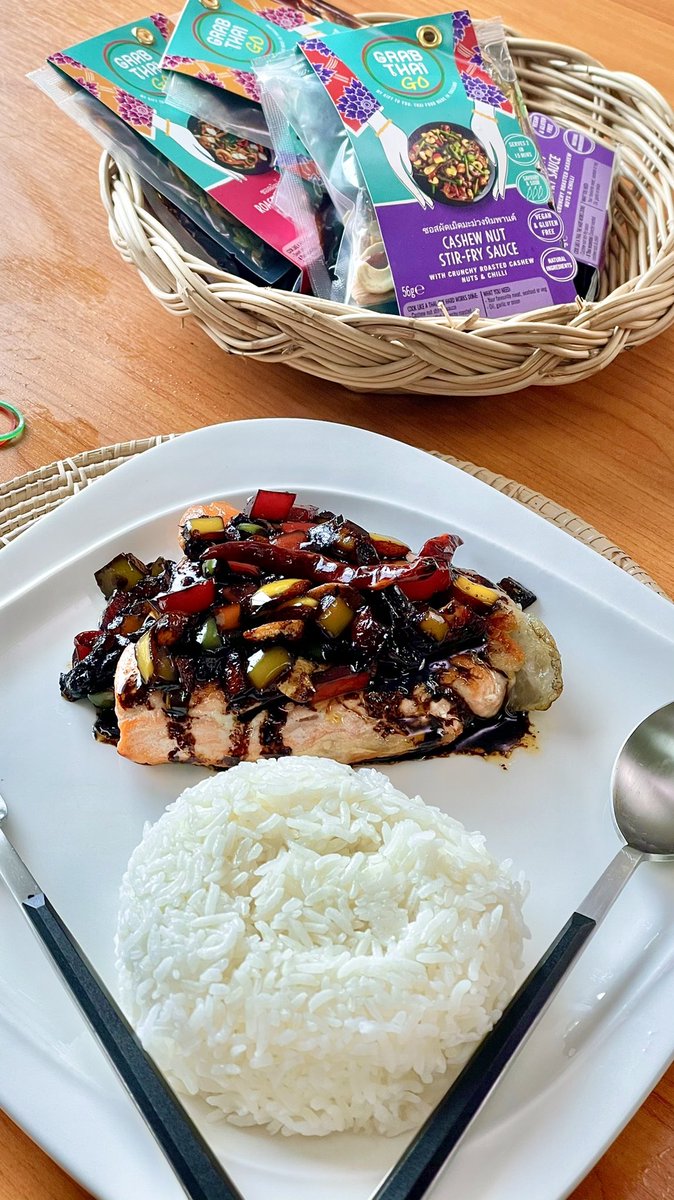 Salmon &amp; Sweet peppers covered with ‘OUR SAUCE’ = Paradise 🌅 😋 Go check our last video on facebook for the recipe!! 🍽

#MealKit #Lockdown #Newbie #EasyCooking #PadThai #GreenCurry #ThaiFood #GrabThaiGo