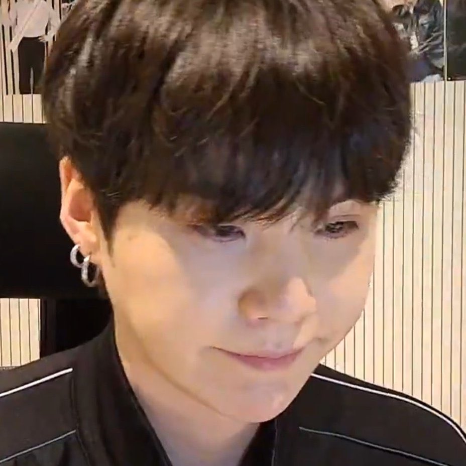 syubhoya's tweet photo. bread cheeks https://t.co/yW8UA2QDls