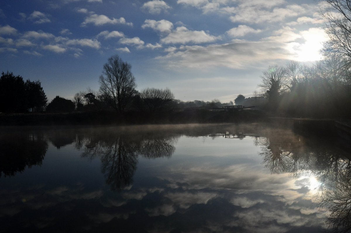 Early morning reflections at Caen Hill on a beautiful morning in March 2015, definitely one of our favourite ‘on this day’ photo memories! #caenhilllocks #sunrise #KennetandAvonCanal #Devizes #scenicwiltshire #SpringEquinox @StormHour #SundayMotivation