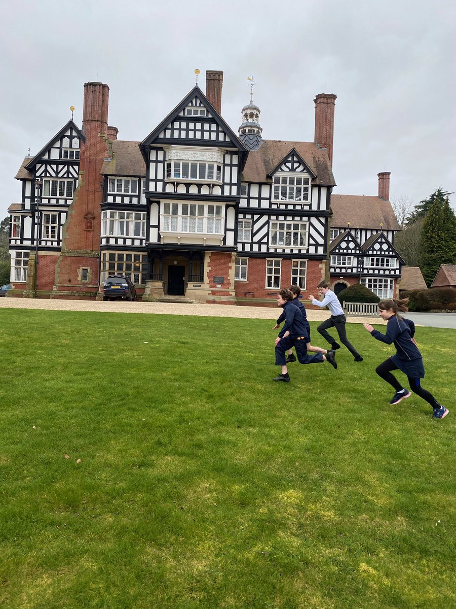 BedstoneCollege's tweet photo. Stunning backdrop for Year 7 Physics with @MissBeddow_PE - starting work on the topic of ‘Motion’ and students were tasked with calculating their own average speed over 20m! #learnbyexperiencing #physics #BedstoneCourt 👞👟 https://t.co/Sw4q5A4nbq