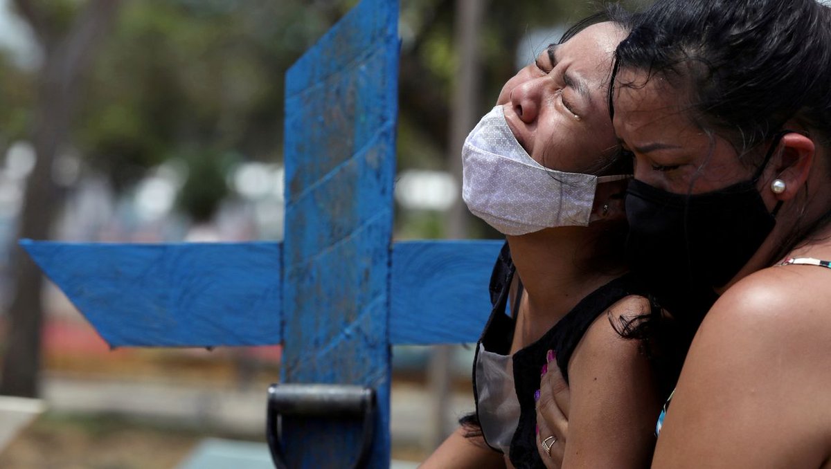 derspiegel's tweet photo. Wie kein anderes Land hat Brasilien im Kampf gegen das Coronavirus versagt. Das ist kein Zufall: Präsident Bolsonaro setzt auf das Chaos und riskiert impfresistente Supermutanten. Forscher fordern drastische Schritte. https://t.co/mfT560Aa8p https://t.co/iNqzyGTiJs