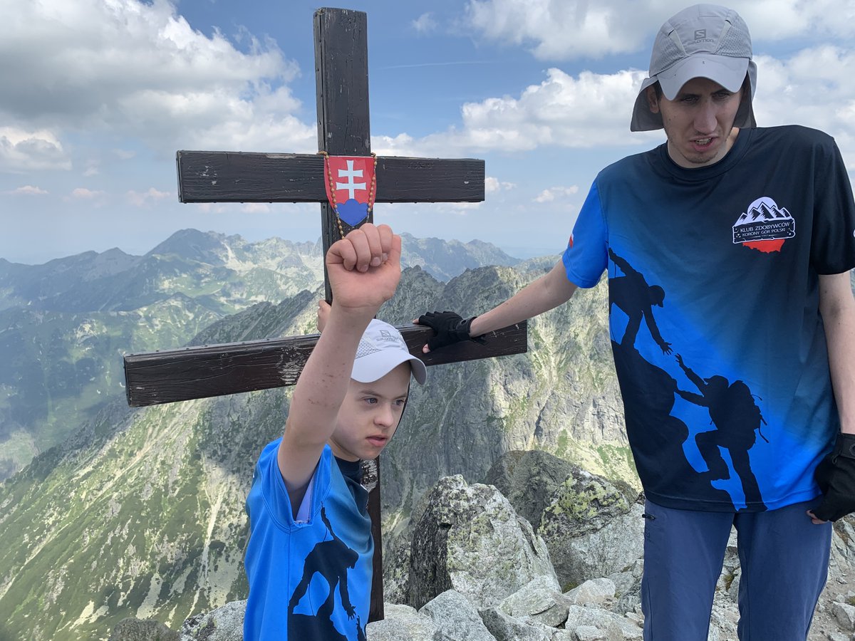 Tatromaniakpl's tweet photo. Z okazji Światowego Dnia Zespołu Downa przedstawiam Wam Janka.

Janek ma 14 lat. Zdobył Koronę Gór Polski (dwukrotnie), Koronę Sudetów, Włóczykija Sudeckiego, Srebrną Odznakę GOT za wytrwałość i zdecydowaną większość tatrzańskich szczytów dostępnych szlakiem.

👏👏👏 https://t.co/XkGORFC1ti