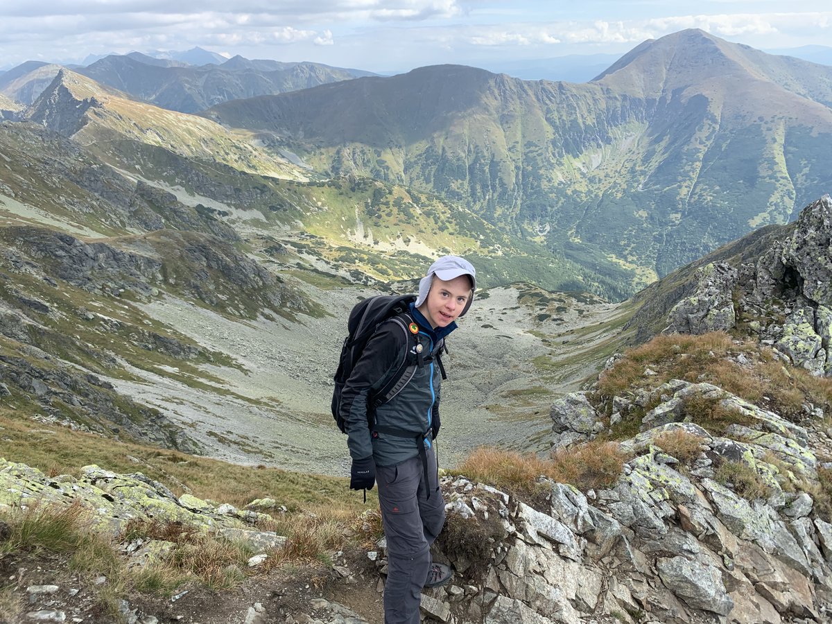 Z okazji Światowego Dnia Zespołu Downa przedstawiam Wam Janka.

Janek ma 14 lat. Zdobył Koronę Gór Polski (dwukrotnie), Koronę Sudetów, Włóczykija Sudeckiego, Srebrną Odznakę GOT za wytrwałość i zdecydowaną większość tatrzańskich szczytów dostępnych szlakiem.

👏👏👏