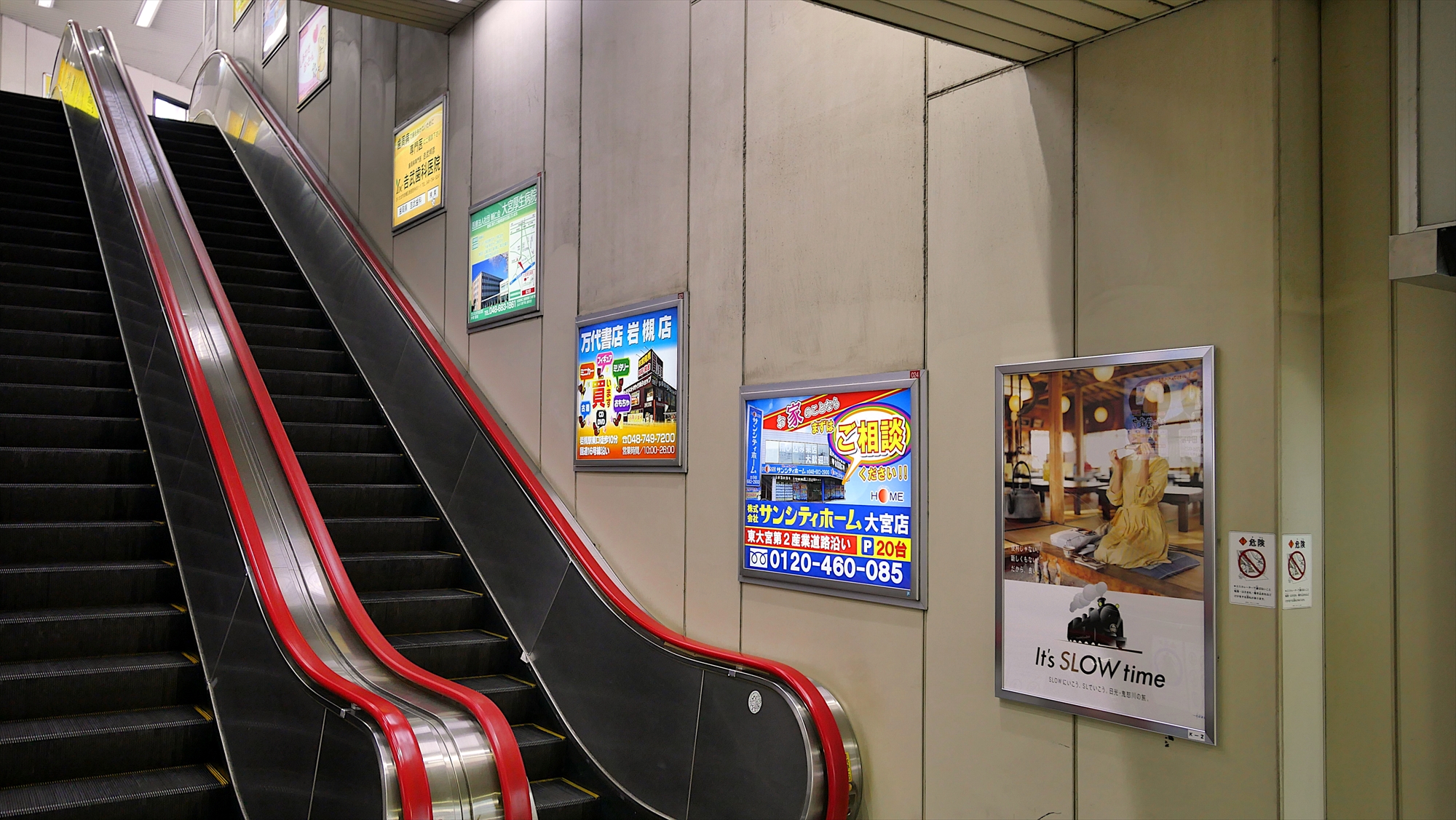 Twitter 上的 Usno 東武野田線大宮駅 エスカレーター壁面の電飾看板群 都内では臨時集中ばりなどにつかわれるスペースがこちらは看板に供されている 地域差があって興味深いですね Ooh T Co Pniaco5xio Twitter