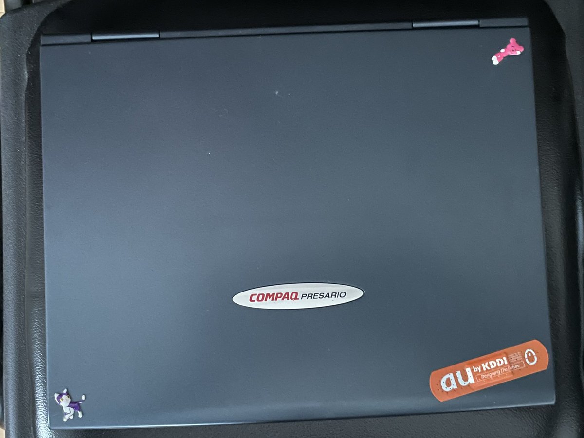 gonz308's tweet photo. というわけで、人生で初めて買ったノートパソコンの電源スイッチを20数年振りくらいに入れてみた。
#COMPAQ
#PRESARIO https://t.co/0rXI1Cw4AA