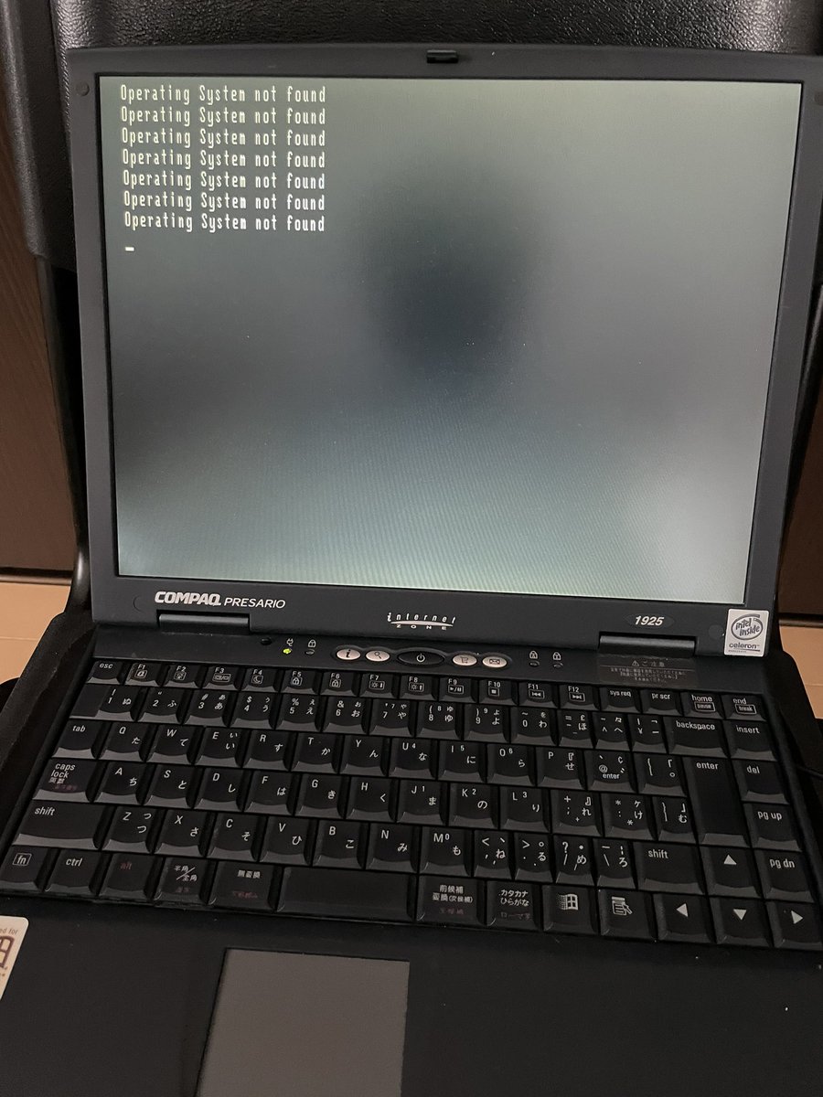 gonz308's tweet photo. というわけで、人生で初めて買ったノートパソコンの電源スイッチを20数年振りくらいに入れてみた。
#COMPAQ
#PRESARIO https://t.co/0rXI1Cw4AA