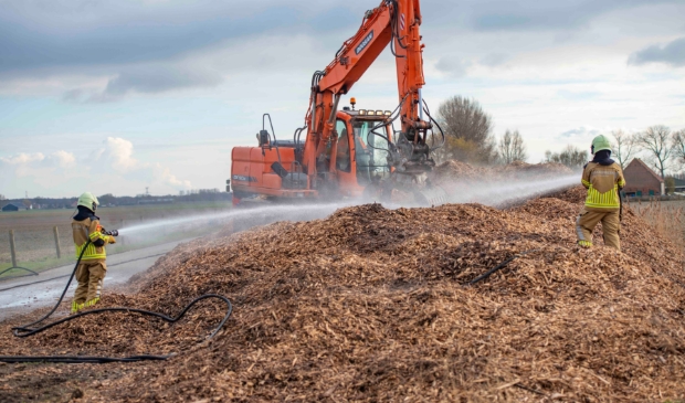 Brandweer is uren bezig met houtsnippers blussen in Nieuw-Vossemeer - ..