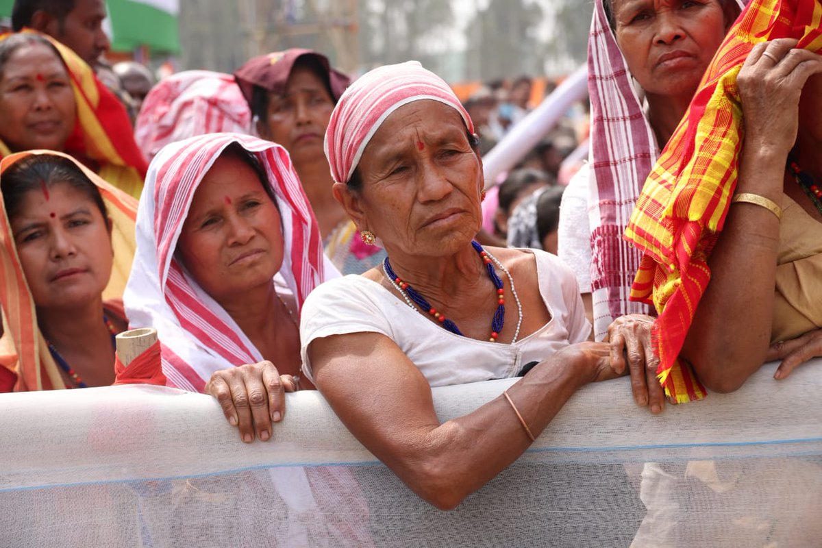 rajanbhamba's tweet photo. Our 5 guarantees to the people of Assam: 

- Law against CAA
- 5 lakh govt jobs
- Rs.365 daily wages to tea garden workers
- Rs.2000/month to housewives
- 200 units of free electricity to each household

#AssamWelcomesPriyankaGandhi https://t.co/KiSC8TFDrg