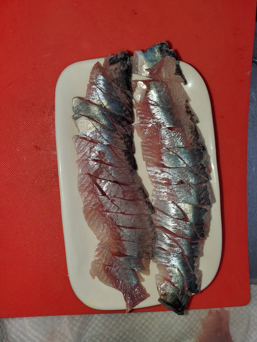 小物釣り師〆龍 海に行ったら落ちてたニシンとホッケを捌いてみた ニシンは塩焼き用と刺身用に ちなみに刺身は生と酢で〆やつをチョイス 白子は湯引きして白子ポン ホッケは食べきれないのでご近所さんにお裾分けして食べる分は切り身にして 小物釣り師〆龍 海に行ったら落ちてたニシンとホッケを捌いてみた ニシンは塩焼き用と刺身用に ちなみに刺身は生と酢で〆やつをチョイス 白子は湯引きして白子ポン ホッケは食べきれないのでご近所さんにお裾分けして食べる分は切り身にして