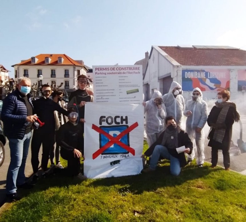 HerriBerri64500's tweet photo. 🚨 #herriberri contre le parking souterrain de #foch aparkalekuaren aurka ! 

❌ Il est l'antithèse de la forêt urbaine dont ose parler M. le maire et il est en contradiction flagrante avec le développement durable &amp; enjeux climatiques. 

#donibanelohizune #saintjeandeluz https://t.co/Xp2gbUraQI