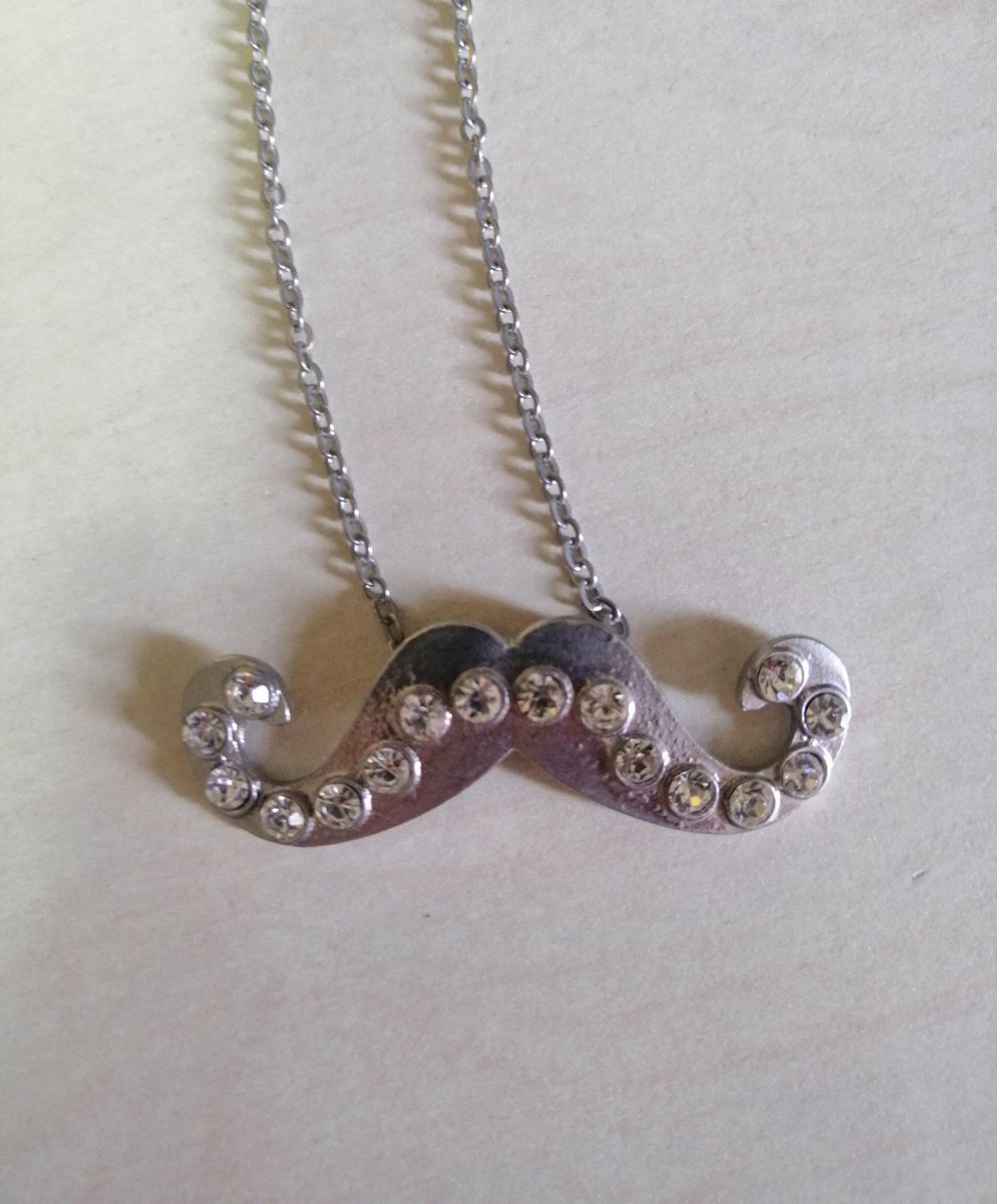 limitkitammuort's tweet image. 3 - COLLANA CON I BAFFI

variante più sfarzosa della classica collana con il baffo nero, in quanto impreziosita da veri diamanti