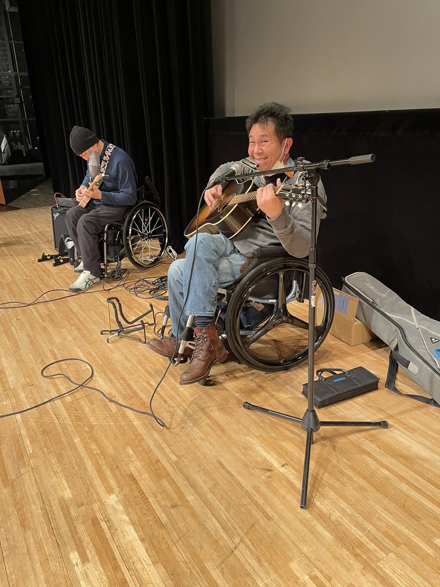 TAaKABOY's tweet photo. 本日、和歌山市民会館にて
主演映画『卒業』の上映と
4Disabilitiesのパフォーマンスをお届けしてきました！

人との繋がりで、
こういった機会を頂けたことに感謝！
応援に駆け付けてくれた皆様ありがとうございます😊

パフォーマンスは一年振りでしたが、
それでも体が覚えていましたね😊👍

#手話 https://t.co/YtM5VZFotH
