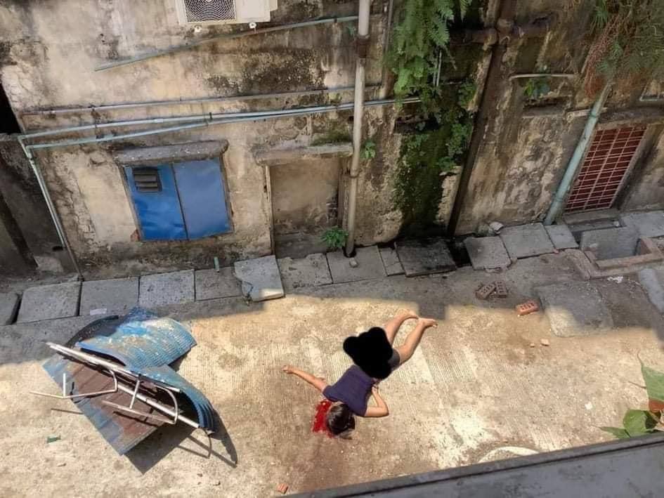 Orabelle98's tweet photo. @spring_2021 Tw // death // blood 
A female civilian was forcefully chased up to 5th floor of her residential apartment in 91-92 st MingalarTaungNyunt tsp. She died as she accidentally fell off from edge of the building to break free. 
FREEDOM OF SPEECH
#WhatsHappeningInMyanmar
#Mar21Coup https://t.co/T4GHgVsVsz