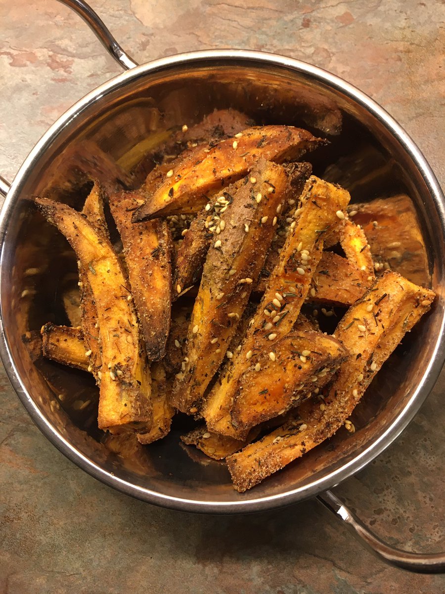 Very much enjoyed <a href="/SabrinaGhayour/">Sabrina Ghayour-Lynn</a> crispy halloumi (not cod) with zaatar sweet potato chips and  harissa lime Mayo😋 #SaturdayKitchen (good luck with the step kids btw. Mine doesn’t like my cooking either 🙄)