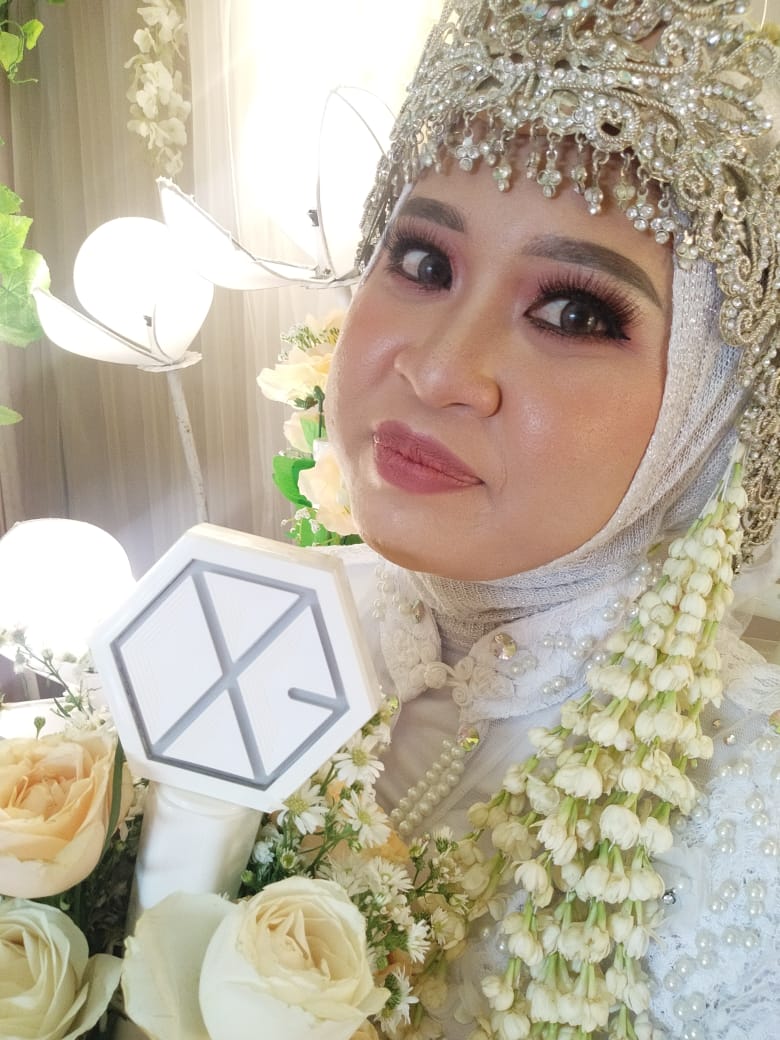 JdHoney2's tweet photo. Finally i'm married ❤️🤗
My dream wedding 😍😍

@weareoneEXO 
@B_hundred_Hyun 
@layzhang 

#EXO #EXOL #CHEN #BAEKHYUN_is_Back #CHANYEOL #KAI #SUHO #LayZhang #DoKyungsoo #SEHUN #weareoneEXO https://t.co/Y1b2du3VFf