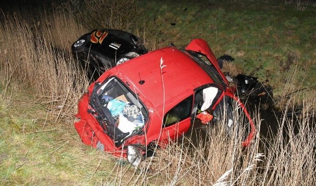 Auto's belanden in sloot na botsing op A58: twee personen gewond - ..