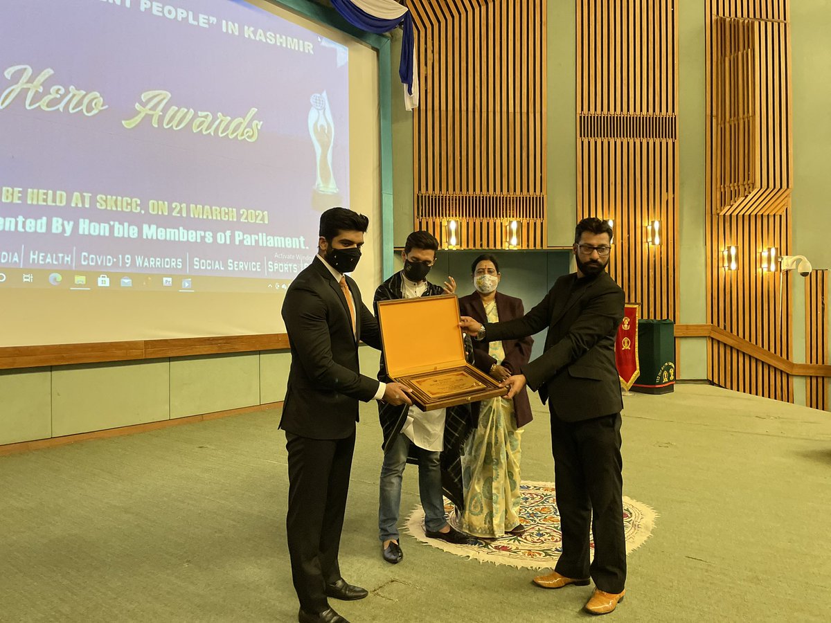 princerajpaswan's tweet image. श्रीनगर के SKICC में साउथ एशिया पीस मूवमेंट द्वारा आयोजित रियल हीरो अवार्ड कार्यक्रम में अतिथि के रूप में सम्मिलित हुआ और अपने-अपने क्षेत्रों में विशेष योगदान देने वाले अधिकारियों और लोगों को सम्मानित किया।